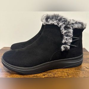 Clark’s Women’s Black Breeze Fur Cloudsteppers Ankle Boots NWT Size 6